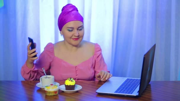 Zamężna Żydówka w kawiarni w głowie brzydka pije kawę i pracuje przy komputerze — Wideo stockowe