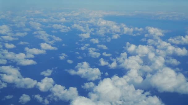 从高处飞越云层上方的海面 — 图库视频影像