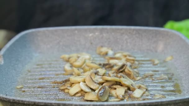 Champignon champignons worden gebakken in een pan in olie — Stockvideo