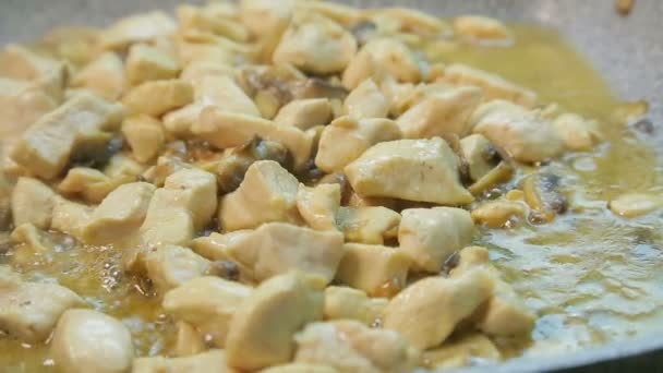 酱油中的鸡片放在锅里煎 — 图库视频影像