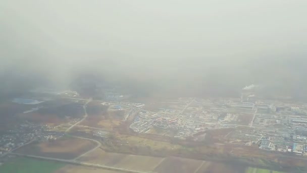 La vista desde el avión en el paisaje de otoño en la niebla — Vídeos de Stock