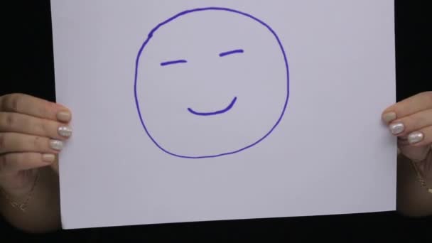 Una mujer en la oficina de un psicólogo muestra su estado de ánimo con un emoticono de color . — Vídeos de Stock
