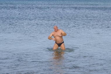 Denizde yüzen bir adam var..