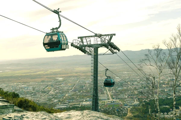 Cable car over mountain settlements and funiculars. — Stock Photo, Image