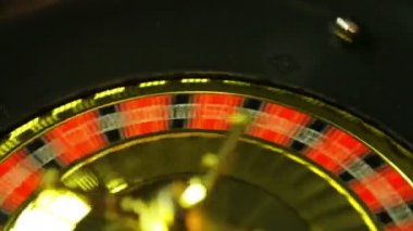 Kumarhanedeki satıcı rulete başlar ve topu atar..