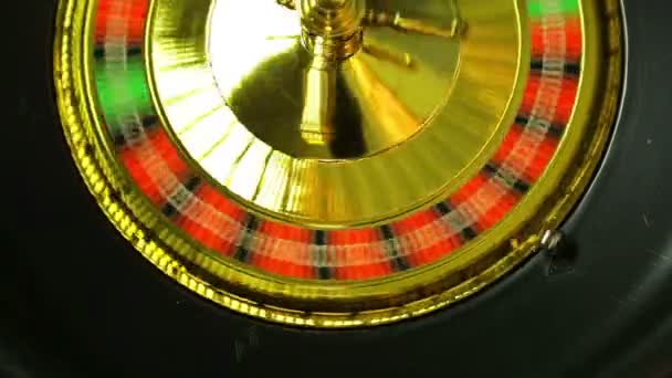 Kasinot snurrar roulette. 28 svarta droppar ut. — Stockvideo