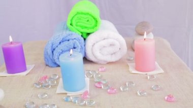 Spa salonundaki masa. Mumlar, havlular ve taşlar terapi için.
