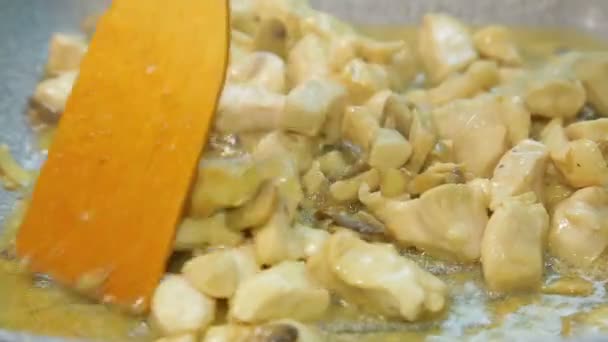 Kipfilet in Pad Thaise saus wordt gebakken in een pan. — Stockvideo