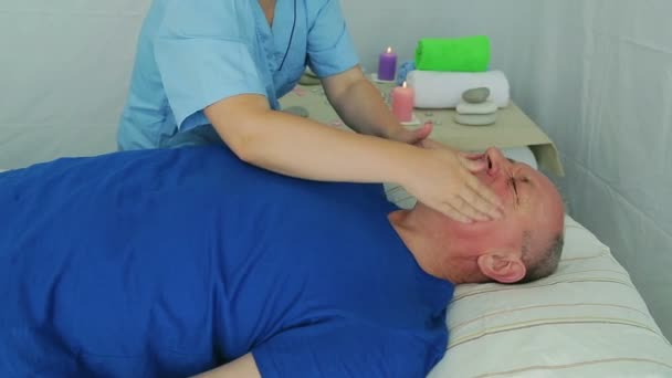 Vrouw schoonheidsspecialiste geeft cliënt een man gezicht massage in Spa Salon — Stockvideo