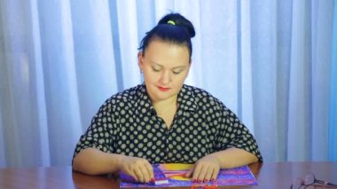 Yahudi ressam beyaz kağıda pastel boyayla resim yapar..
