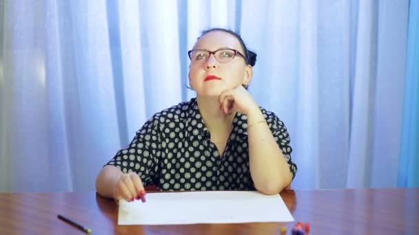 Målare judisk kvinna i glasögon ritar med pastell på vitt papper. — Stockvideo