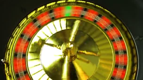 Het casino draait roulette. 5 rode druppels uit. — Stockvideo