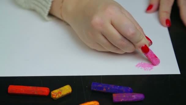 Kvinnlig hand ritar kvällsmoln på vitt papper med rosa krita — Stockvideo