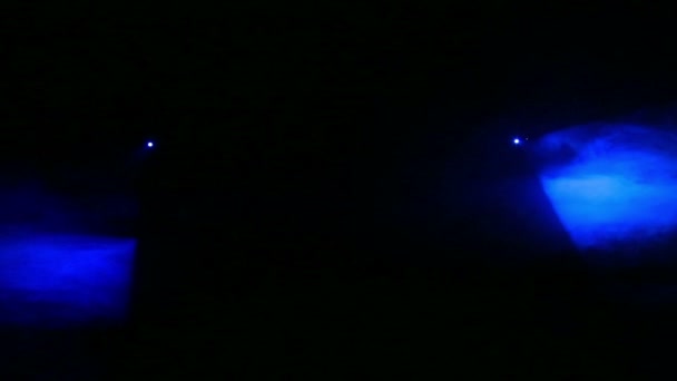 Niebieskie światło profil reflektorów w ciemności dymu Całun. — Wideo stockowe