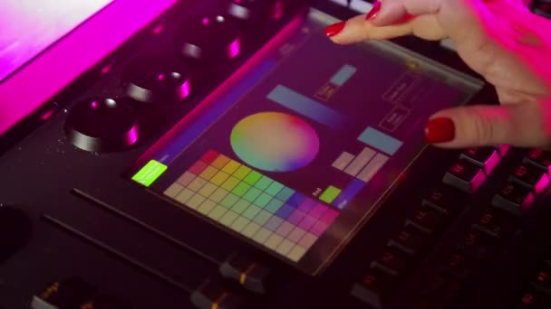 La mano degli illuminatori crea una console di miscelazione sensibile al tocco con illuminazione multicolore — Video Stock