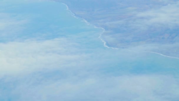 높은 곳 에서 빌 다스 구름을 타고 바다 위를 나는 모습 — 비디오