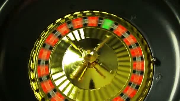 Mujer Croupier Casino Lanza Ruleta Negro Cae Primer Plano — Vídeo de stock