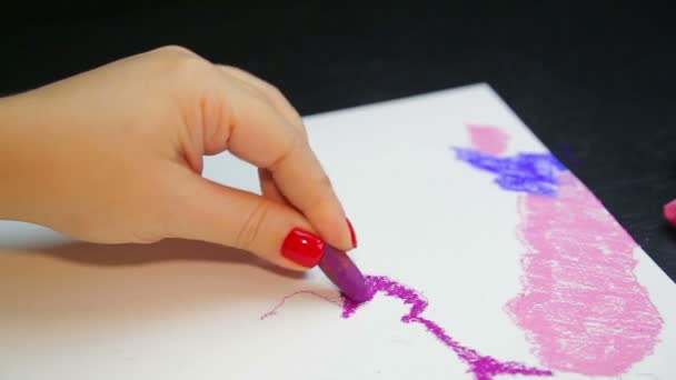 Női kéz rajzol esti felhők fehér papír lila pasztell — Stock videók