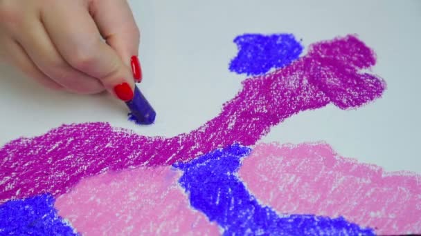 Жіноча рука малює на білому папері блакитне пастельне небо на заході сонця — стокове відео
