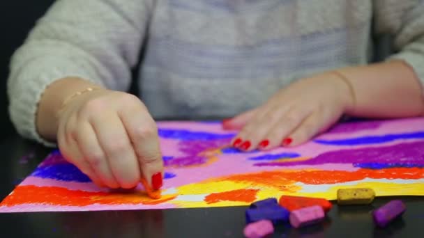 Weibliche Hand zeichnet auf weißem Papier eine gelbe Pastellwolke bei Sonnenuntergang — Stockvideo