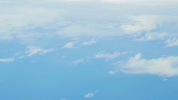 Voando sobre o mar nas nuvens de vildas de uma altura . — Vídeo de Stock