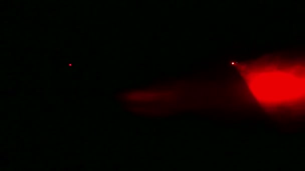 The red rays of the profile lights in the dark in a smoke blanket — Stock Video