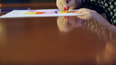 Kadın eli, pastel tekniğini kullanarak bir manzara üzerinde çalışıyor. Tepeden tırnağa.