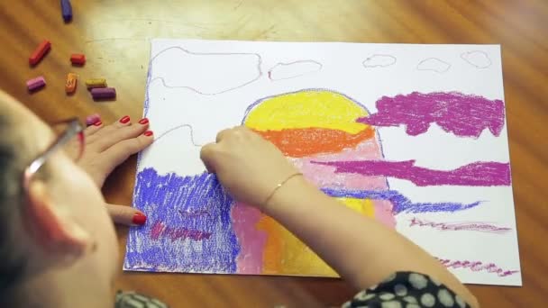 Die Hand Des Künstlers Arbeitet Pastelltechnik Einer Sonnenuntergangslandschaft Der Durchschnittliche — Stockvideo