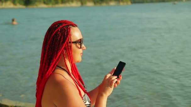 Jovem Bronzeada Pôr Sol Trabalhar Remotamente Lago Close — Vídeo de Stock