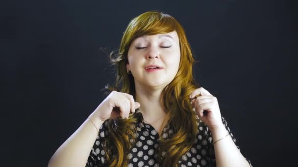 白い背景で若い女性を泣かせる 平均的な計画 — ストック動画