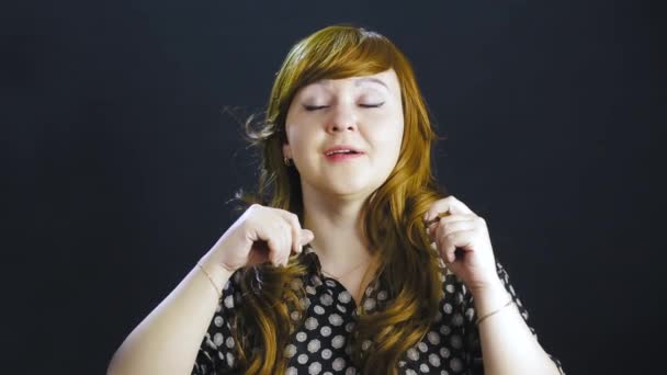 Mujer Joven Llorando Sobre Fondo Blanco Plan Medio — Vídeos de Stock