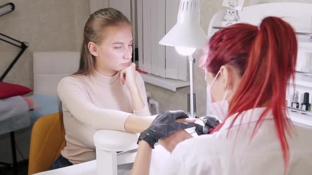 Mulher Manicure Luvas Salão Beleza Processa Cutícula Nas Unhas Cliente — Vídeo de Stock