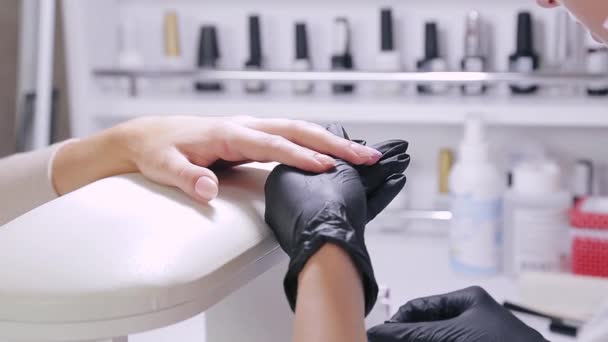 美容院的女美容师在病人的指甲上涂上彩胶抛光剂 平均计划 — 图库视频影像