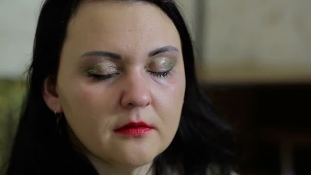 Μια Γυναίκα Που Κλαίει Σκουπίζει Δάκρυα Από Μάτια Της Κοντινό — Αρχείο Βίντεο