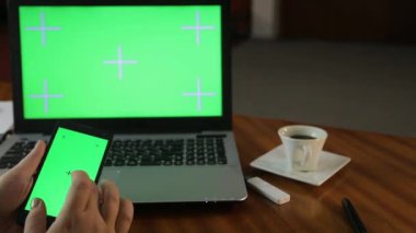 Akşamları ofiste takılan bir kadın, rapor vermek ve kahve içmek için akıllı telefonunda bilgi arıyordu.