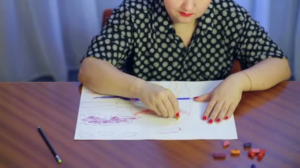 Молодой художник работает над рисунком, используя пастельную технику — стоковое видео