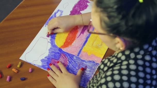 Gözlüklü sanatçı günbatımı manzarasında pastel tekniğini kullanır. — Stok video