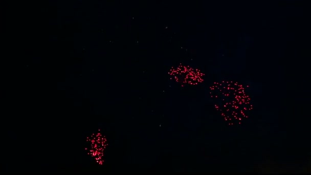 Κόκκινες πύρινες λάμψεις από εορταστικά πυροτεχνήματα στον νυχτερινό ουρανό — Αρχείο Βίντεο