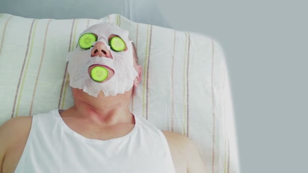 미용사인 여자는 스파 살롱에서 남자용 야채 얼굴 치료를 한다. — 비디오