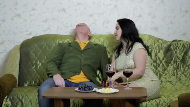 Опьяненные мужчина и женщина засыпают на диване — стоковое видео