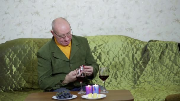 Mężczyzna przy stole z winem i świecami nie czekał na wizytę kobiety. — Wideo stockowe