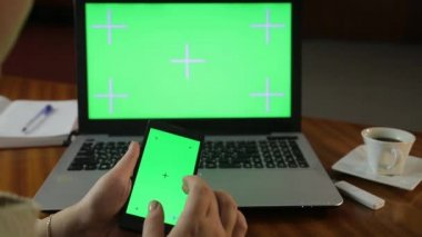 Akşamları ofiste takılan bir kadın, rapor vermek ve kahve içmek için akıllı telefonunda bilgi arıyordu.