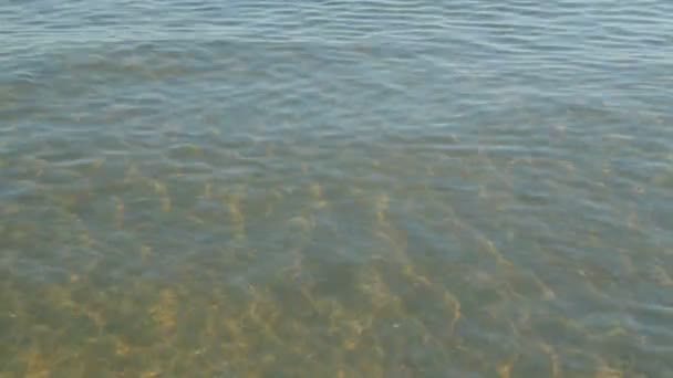 Eau de mer dans laquelle l'éblouissement final se reflète 