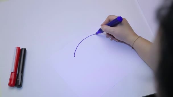 En kvinna på en psykolog genomgår ett psykologiskt test, ritar en stämning med en emoticon med en blå markör — Stockvideo
