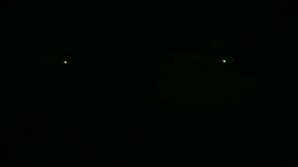 Zielone światło profilu reflektorów w ciemności w kocu dymu jest indukowane — Wideo stockowe