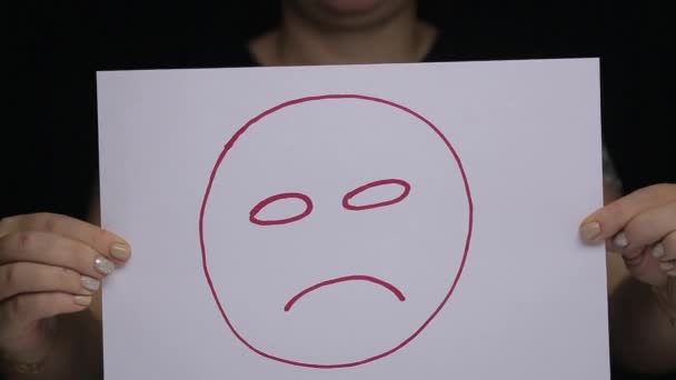 Жінка у психолога показує свій настрій кольоровим смайликом — стокове відео