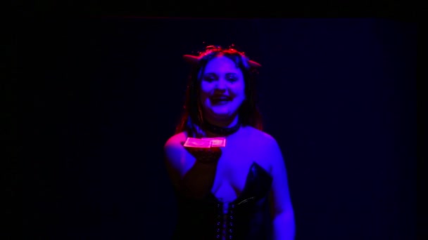 Žena ďábel se zlověstným úsměvem na tváři svede peníze prodat svou duši — Stock video