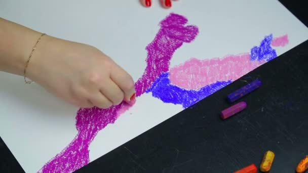 La mano femenina dibuja la nube de la noche sobre papel blanco con pastel rosa . — Vídeos de Stock