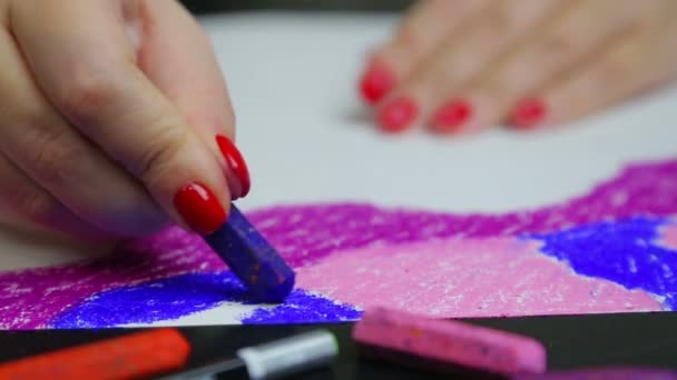 Vrouwelijke hand tekent avondlucht op wit blauw pastelpapier. Termijnen. — Stockvideo