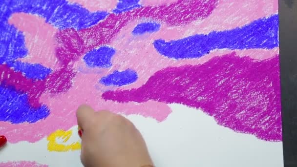 Samičí ruka kreslí na bílém papíru žlutý pastelový mrak při západu slunce — Stock video
